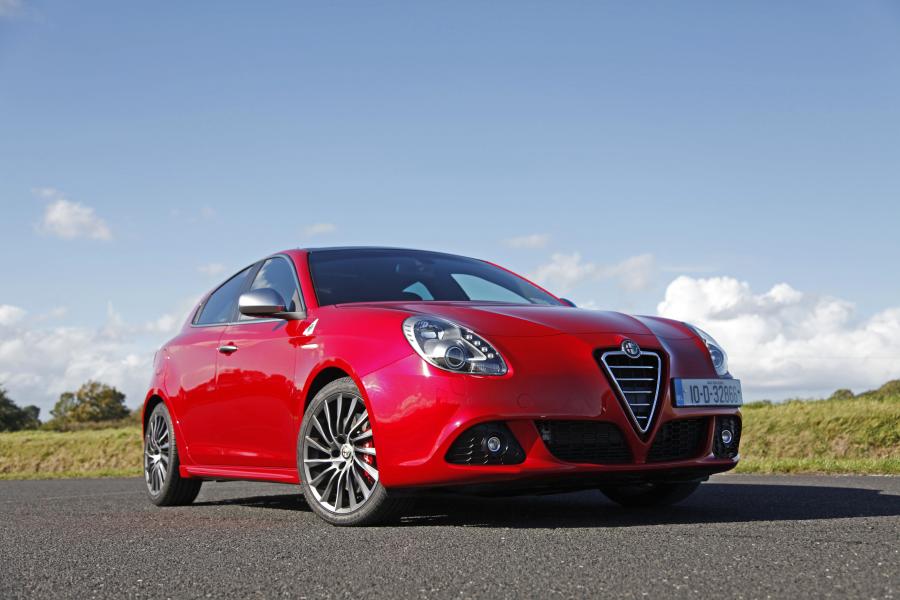  Alfa Romeo Giulietta Cloverleaf (940) 2010 года  (UK) (фото 18 из 40)